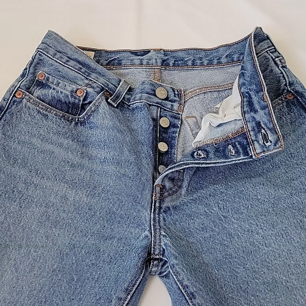 Levi's 501 Womens Jeans 26 Waist 30 Length Leather Patch Big L Tag 100% cotton - Picture 5 of 11